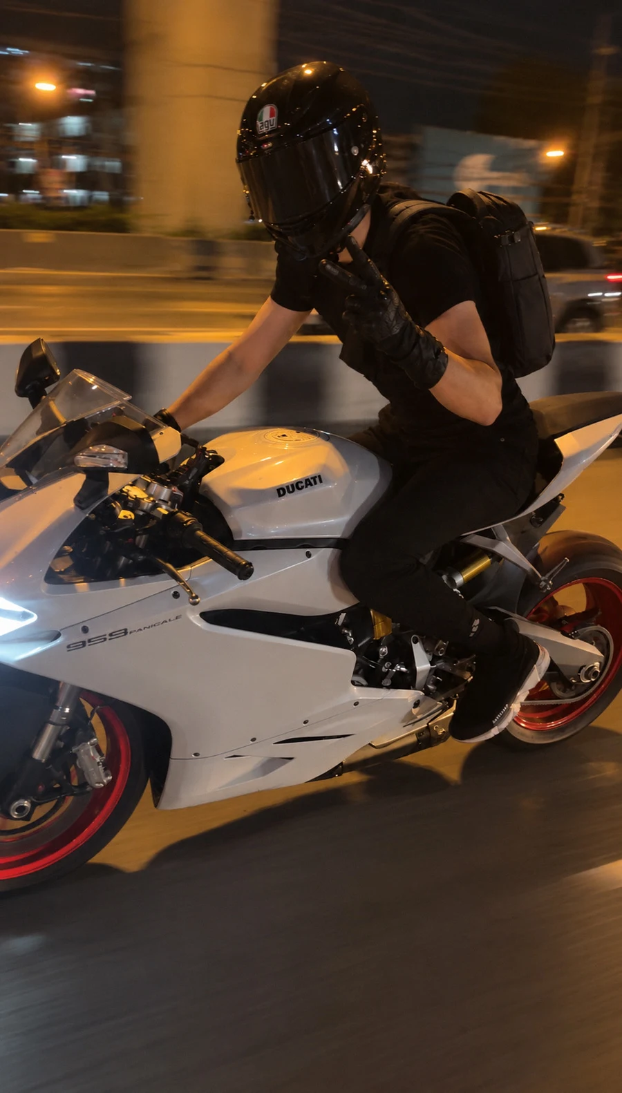ドゥカティに乗るパトリック